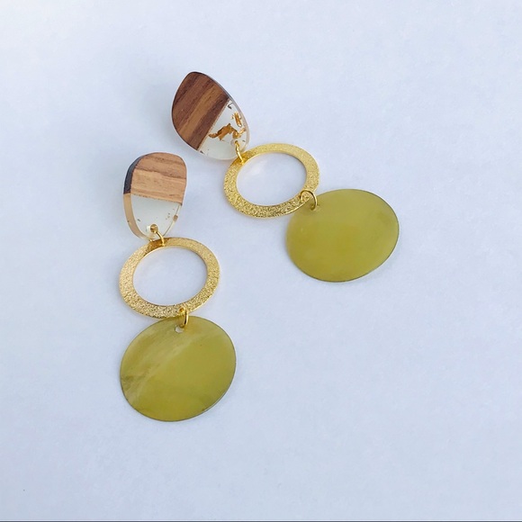 COPY - Wood stud earrings with mother pearl pendant - Picture 1 of 6